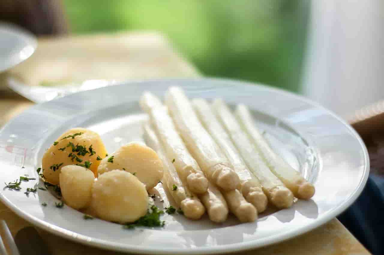white asparagus with potato in restaurant_spargelzeit_asparagus time_the best way to cook white asparagus in a german way_my life in germany_hkwomanabroad-min