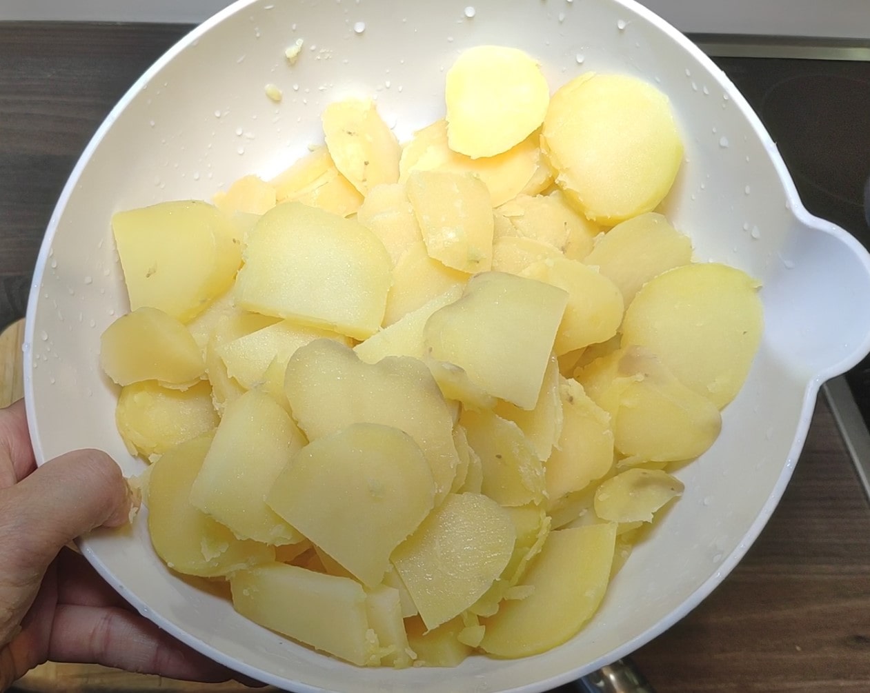 Peel and cut the potato_German potato salad_simple grandma recipe_cold with mayo and pickles_my life in germany_hkwomanabroad-min